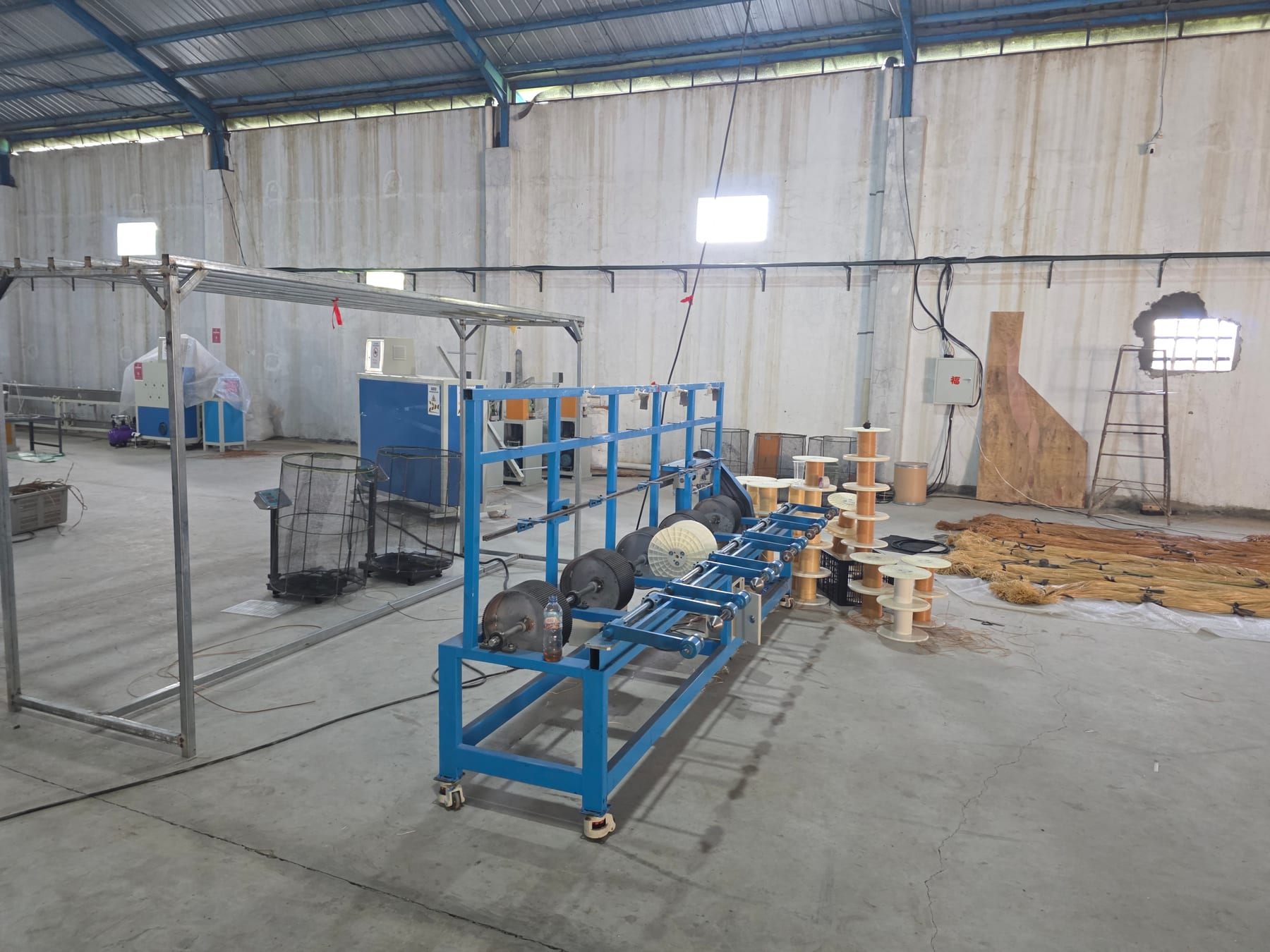 Peralatan produksi dan material yang disiapkan untuk manufaktur rotan sintetis