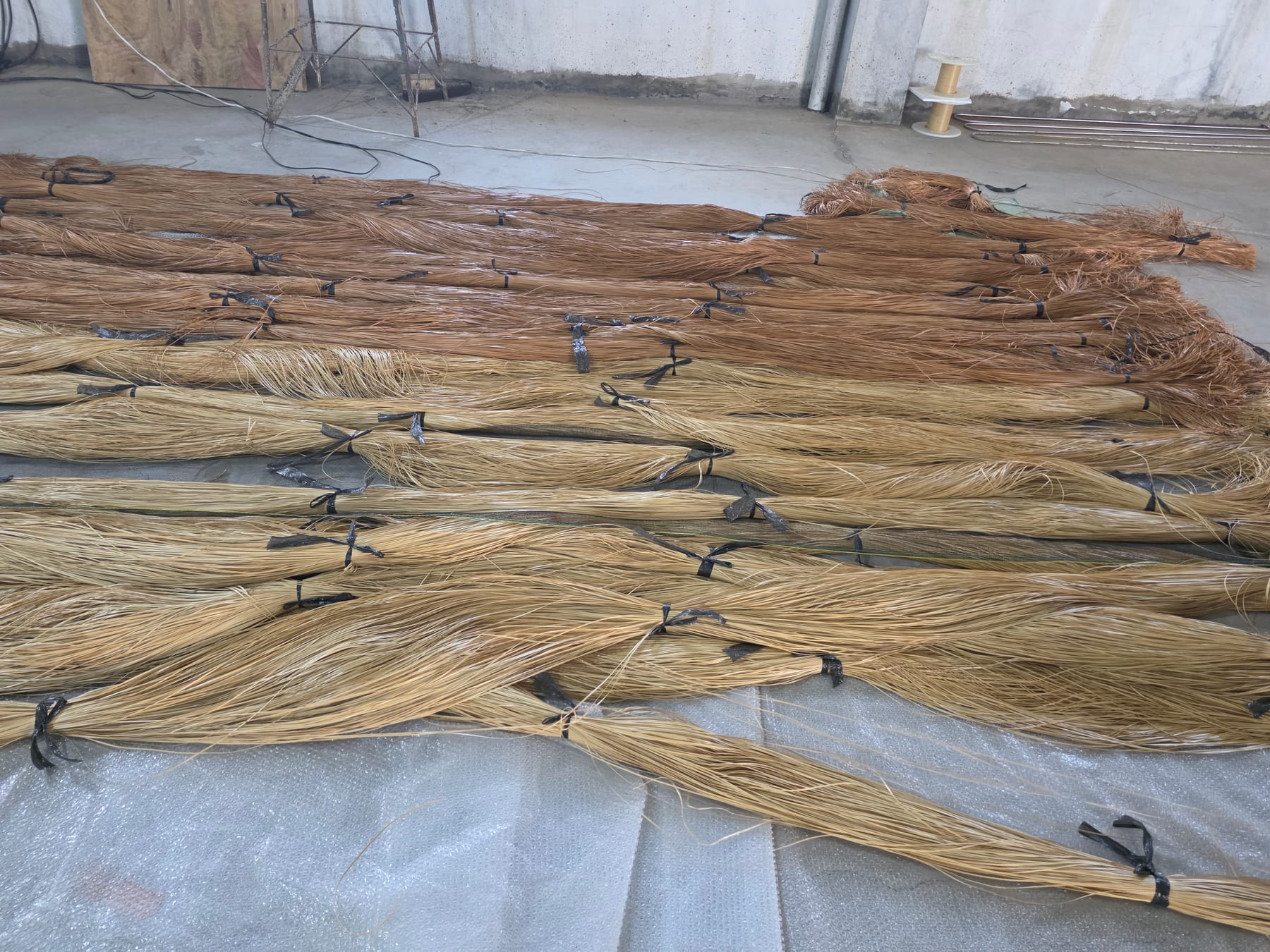 Bundel material rotan sintetis disiapkan untuk pengecekan dan handling