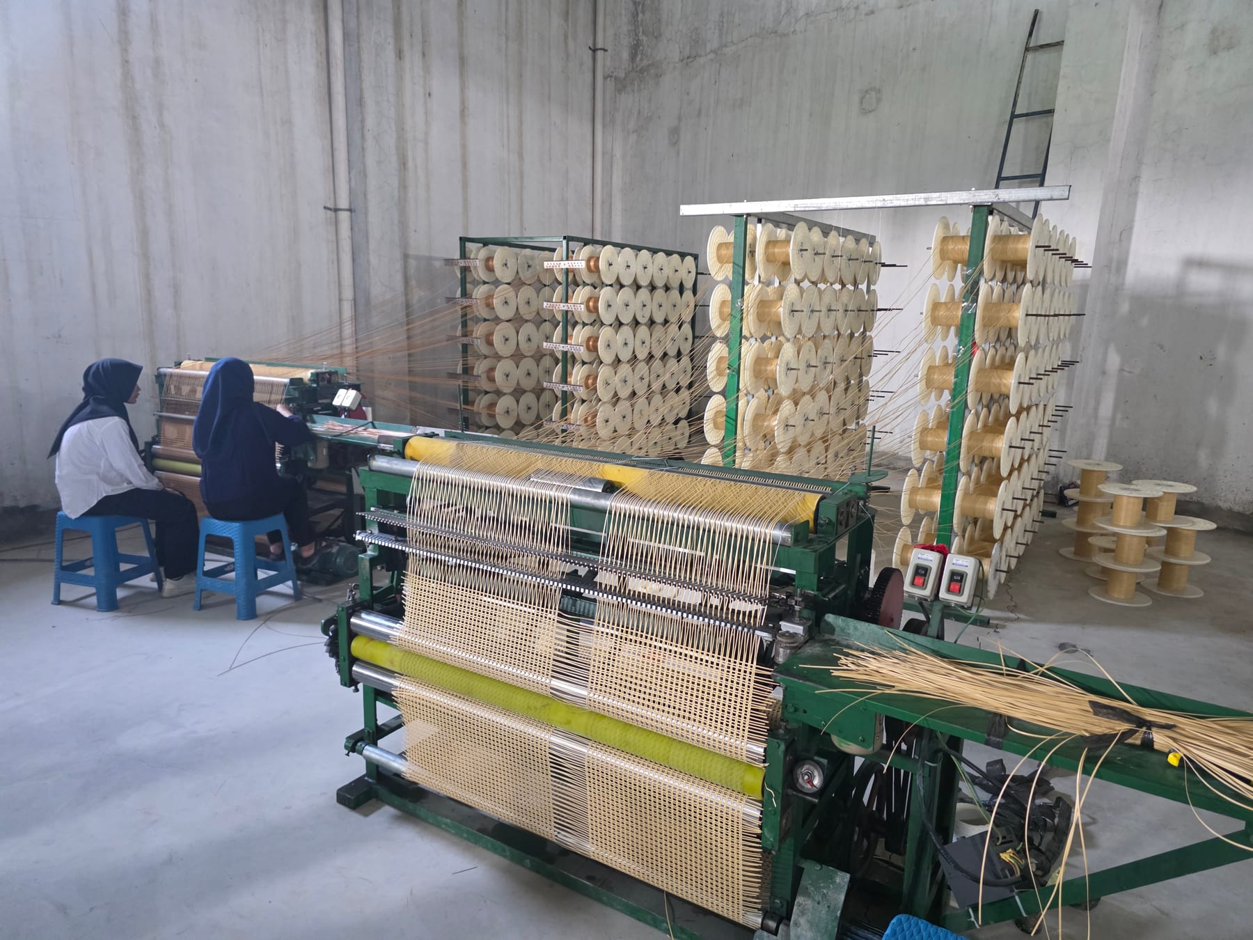 Meja workshop untuk handling material rotan sintetis di pabrik